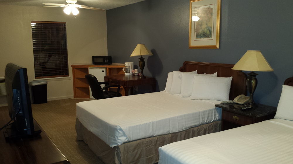 Four Horseman Travel Lodge Pilot Point Экстерьер фото