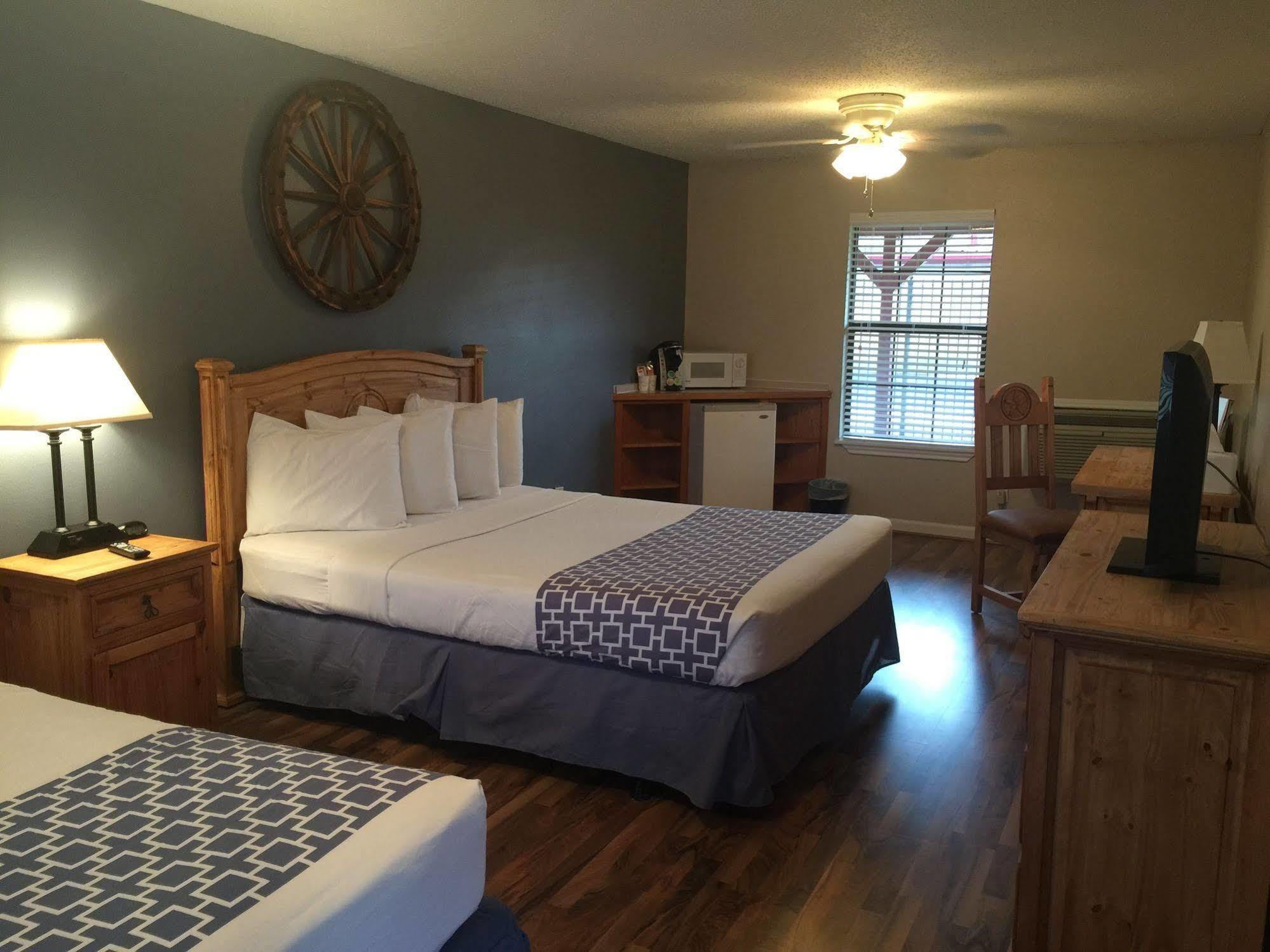 Four Horseman Travel Lodge Pilot Point Экстерьер фото